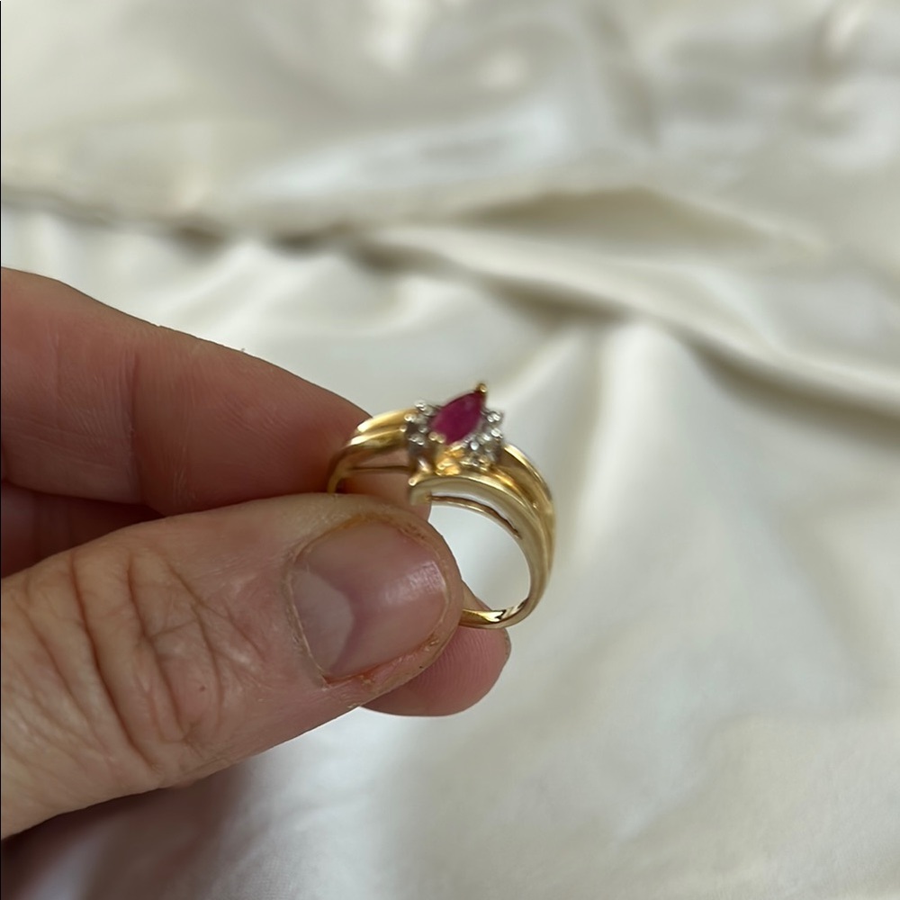 14 kt  Gold Ruby and Diamond Gemstone Ring